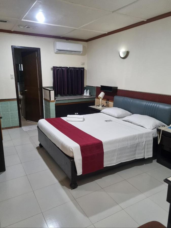 Clark Angeles Tiger Hotel Buitenkant foto